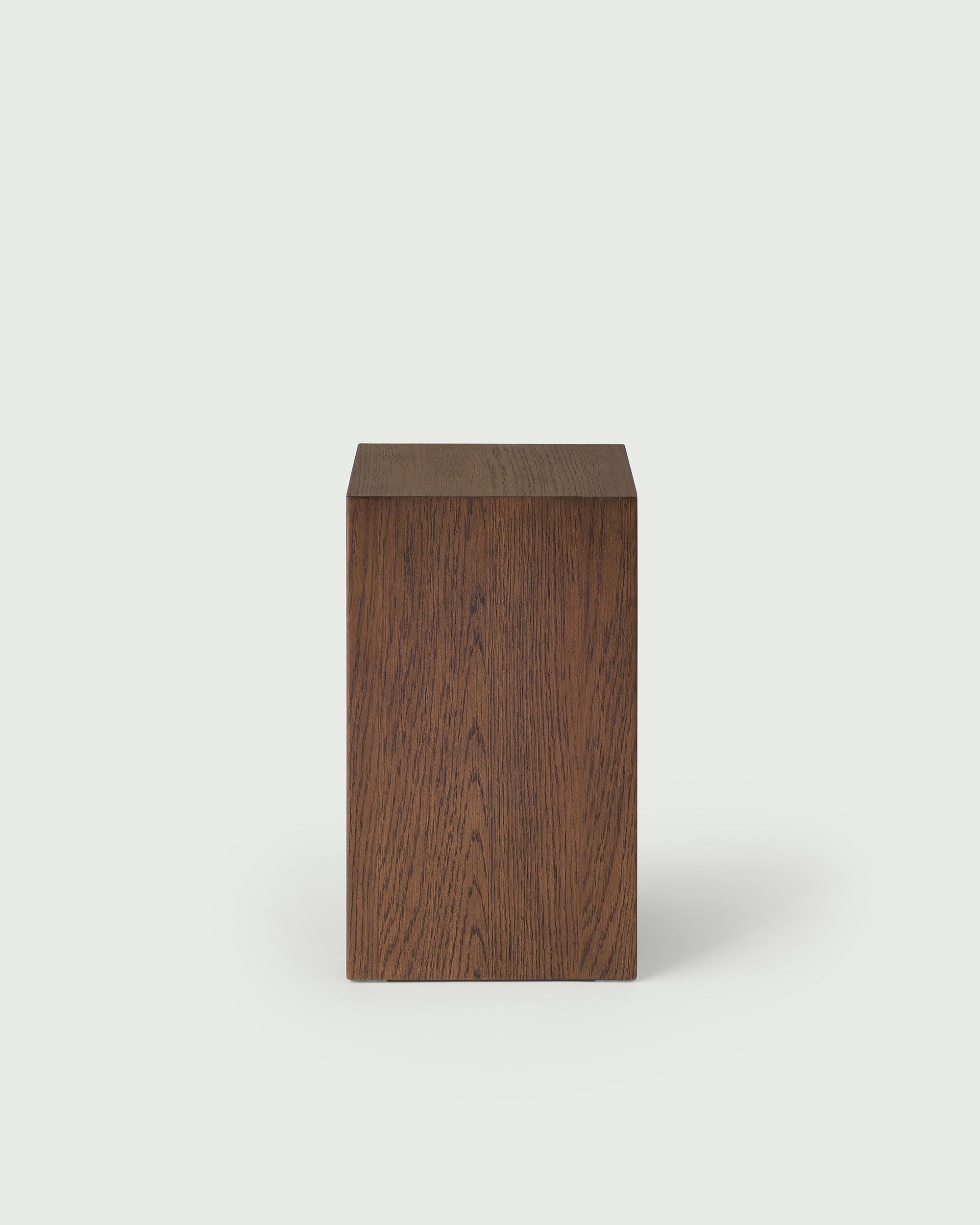 Leo Short Plinth Smoke Oak